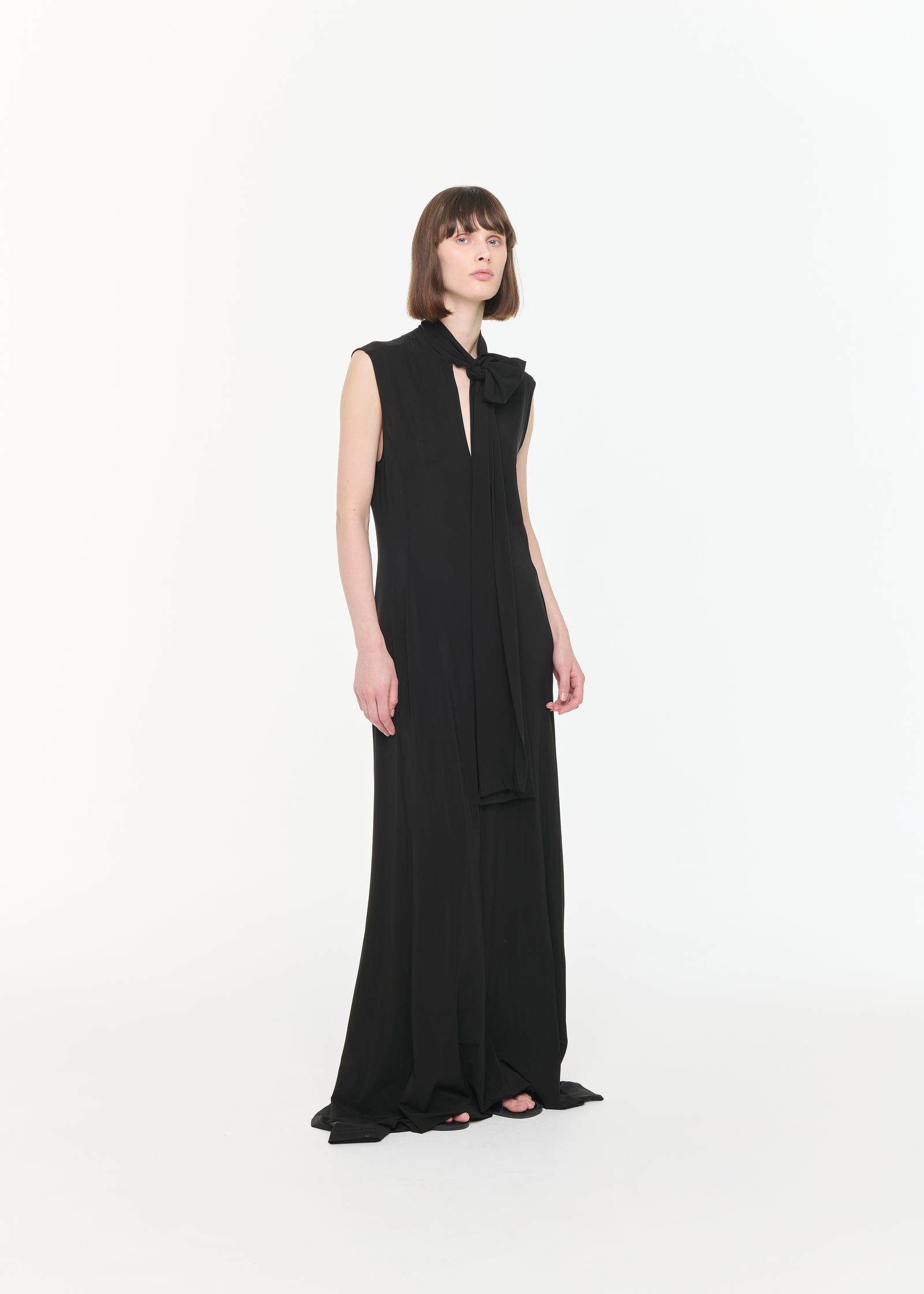 ABITO LUNGO CON SCIARPA