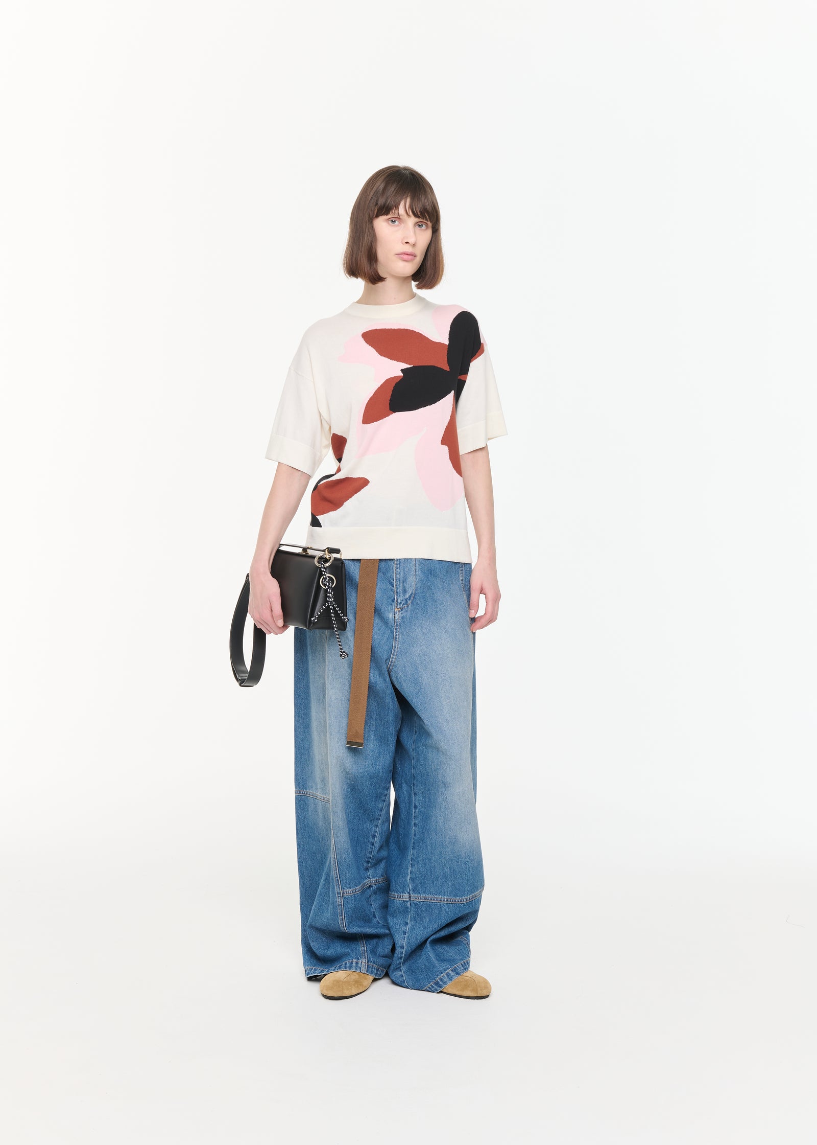 MAGLIA A MANICHE CORTE CON INTARSI FLOREALI BIANCHI