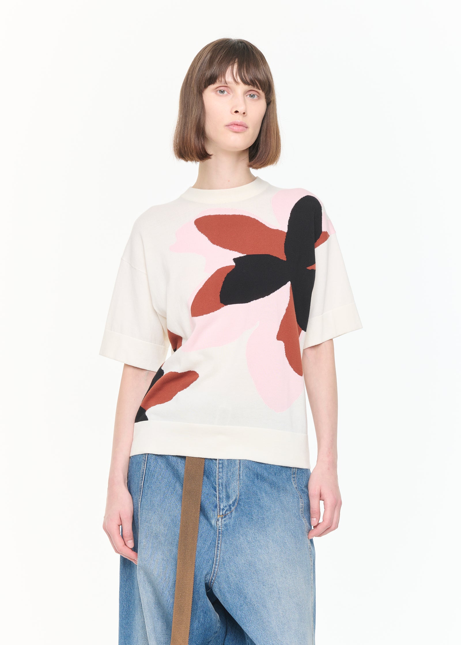 MAGLIA A MANICHE CORTE CON INTARSI FLOREALI BIANCHI