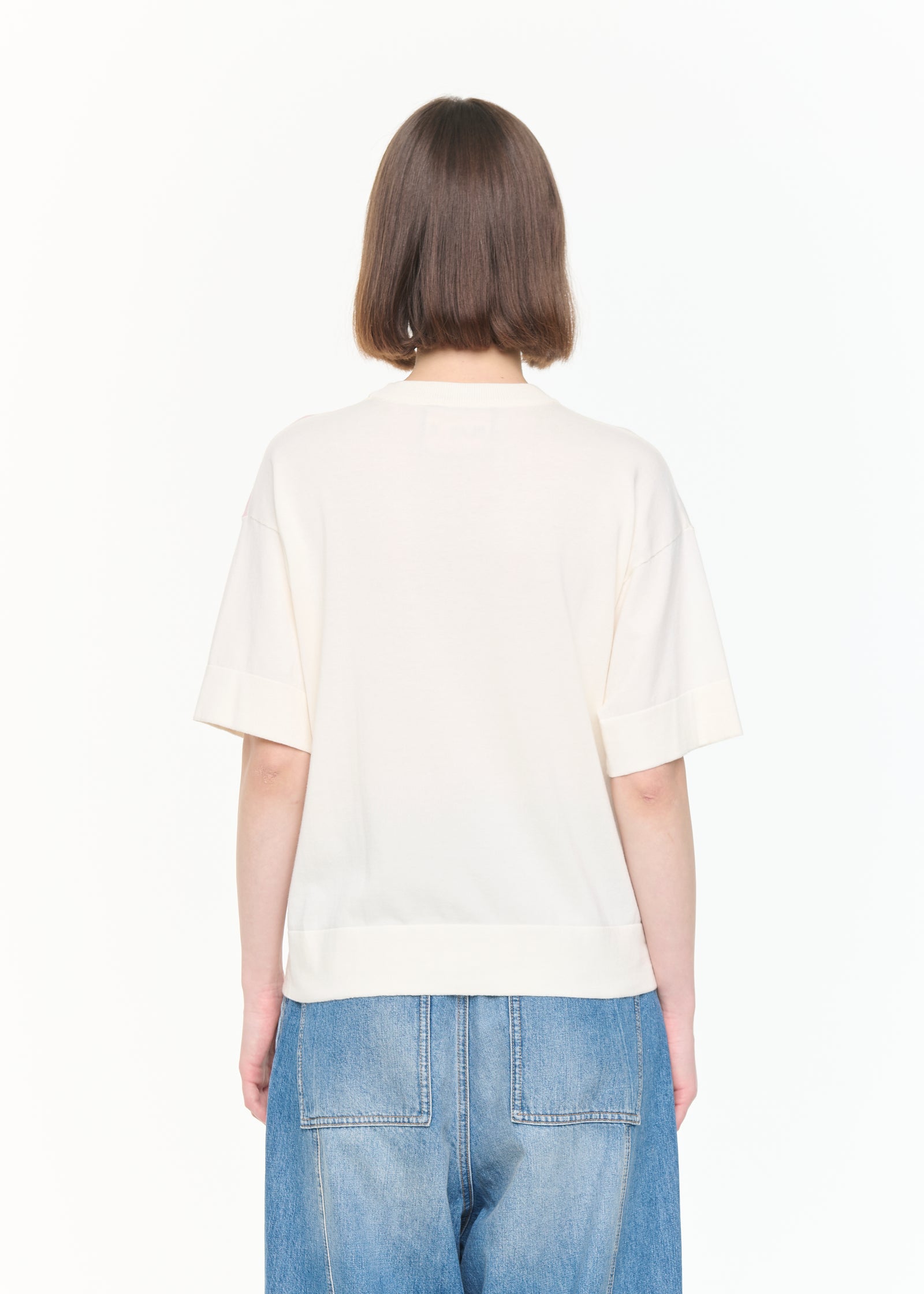 MAGLIA A MANICHE CORTE CON INTARSI FLOREALI BIANCHI