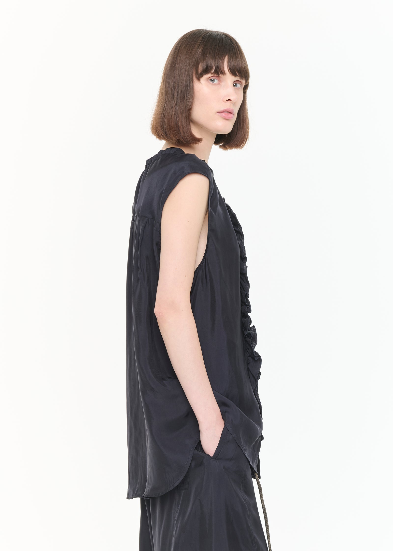 TOP SENZA MANICHE CON VOLANT