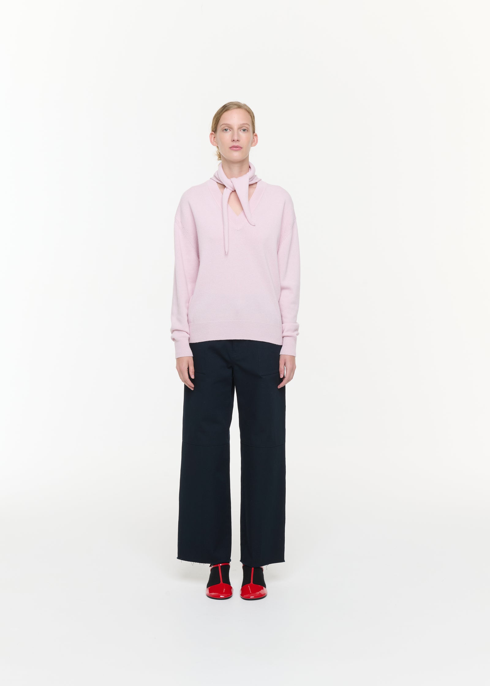 MAGLIONE ROSA CON SCOLLO A V E COLLETTO A SCIARPA