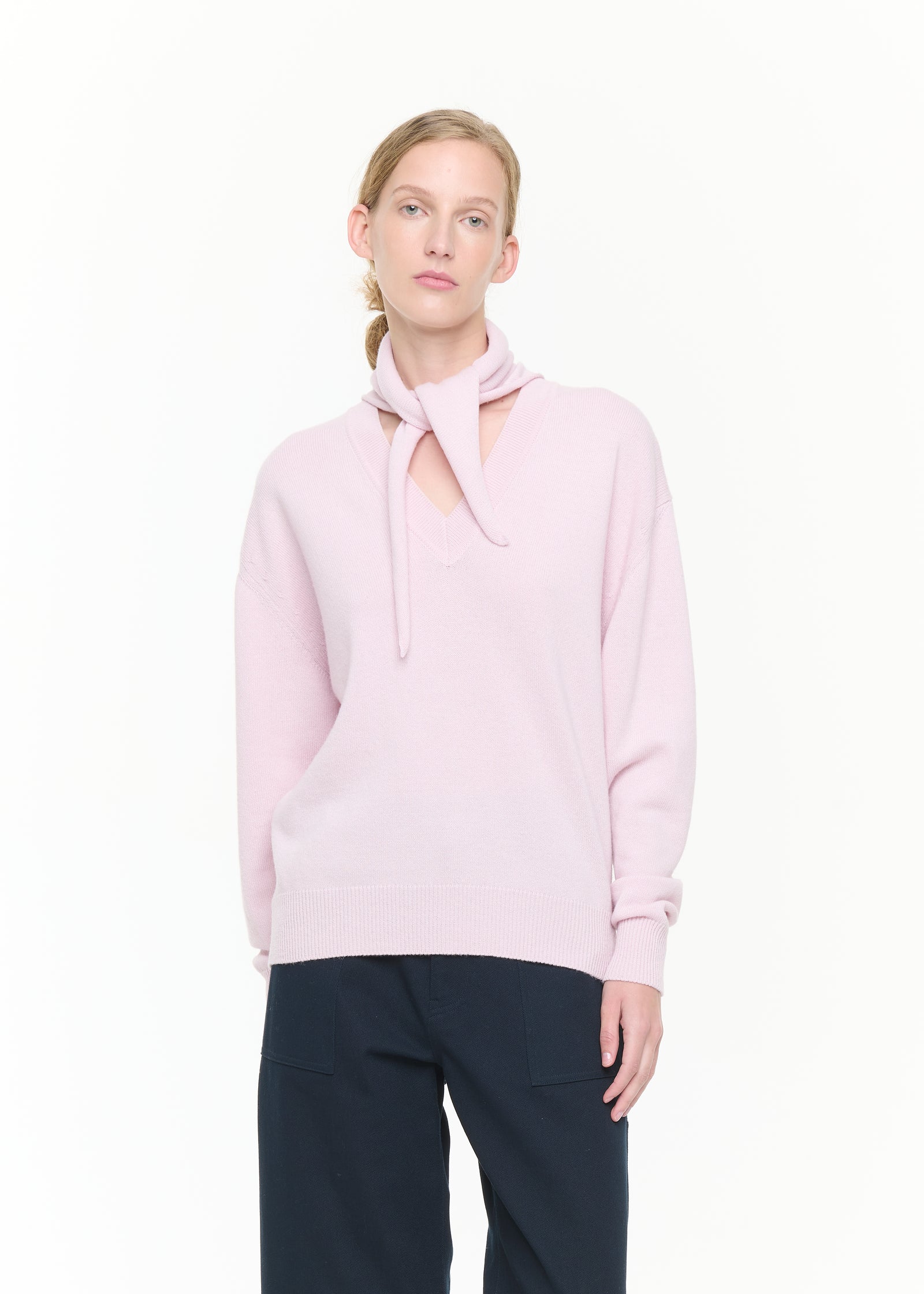 MAGLIONE ROSA CON SCOLLO A V E COLLETTO A SCIARPA