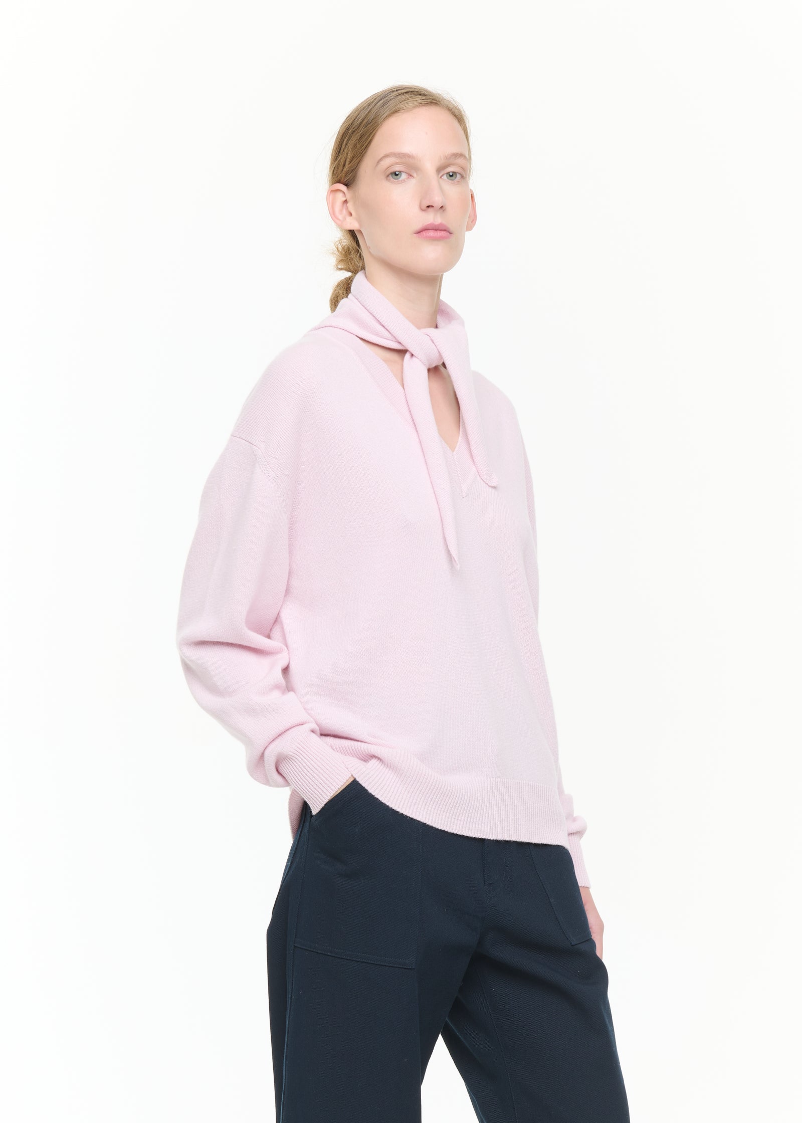 MAGLIONE ROSA CON SCOLLO A V E COLLETTO A SCIARPA
