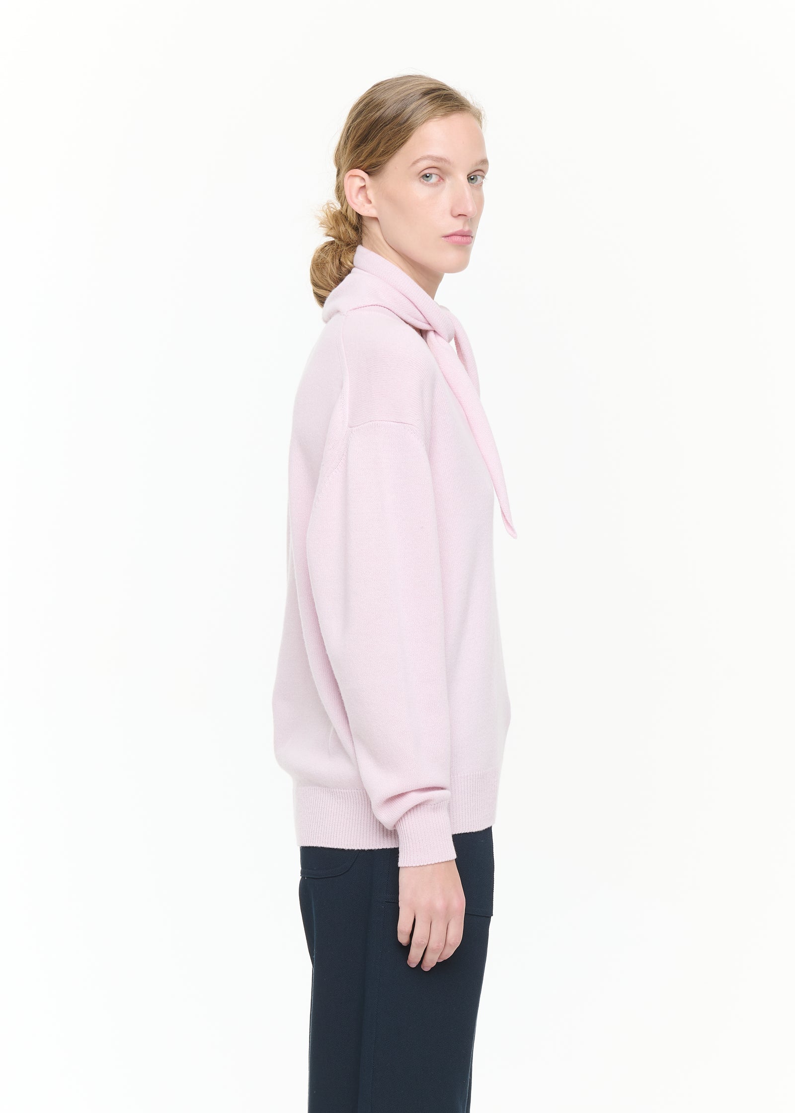 MAGLIONE ROSA CON SCOLLO A V E COLLETTO A SCIARPA
