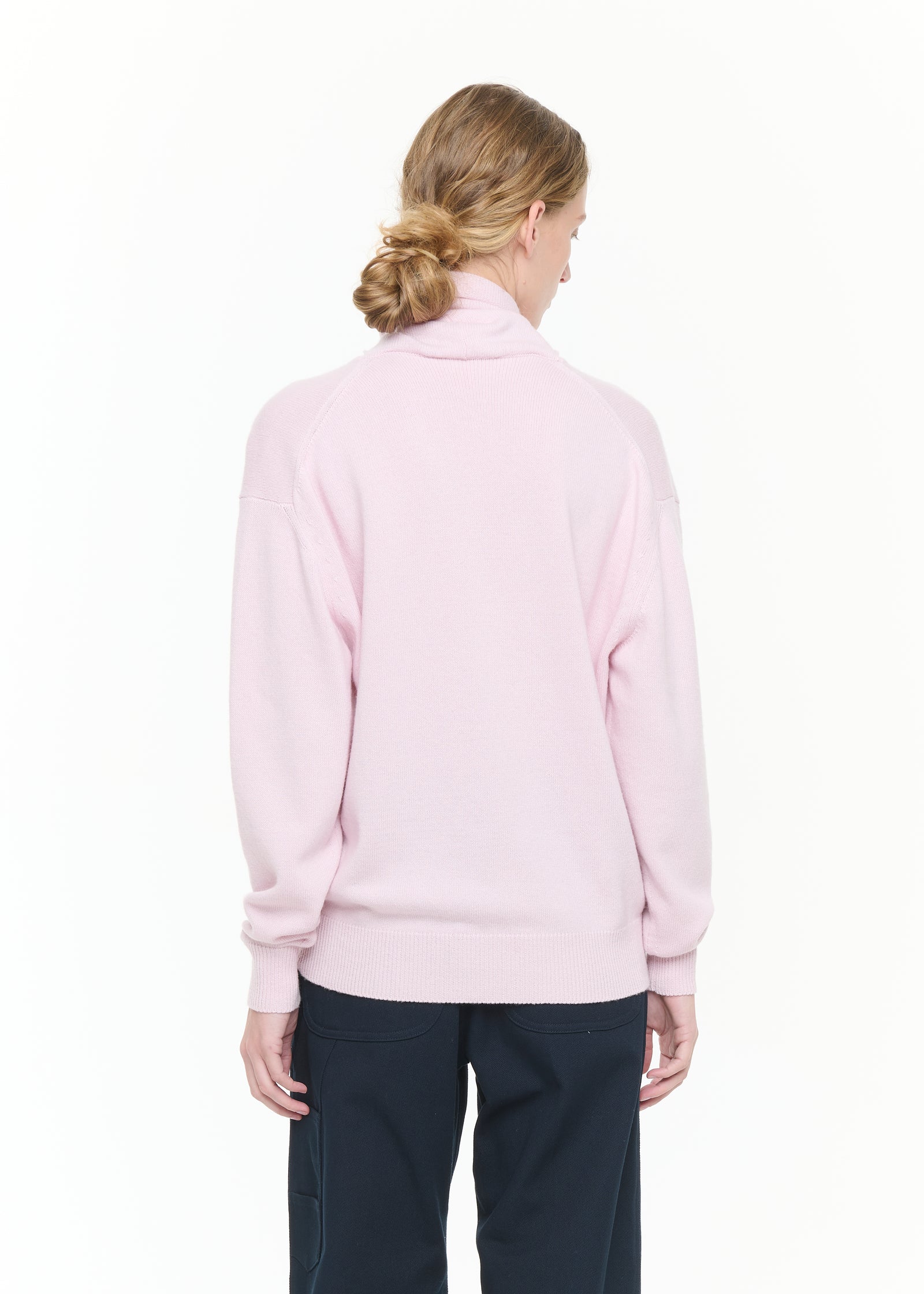 MAGLIONE ROSA CON SCOLLO A V E COLLETTO A SCIARPA