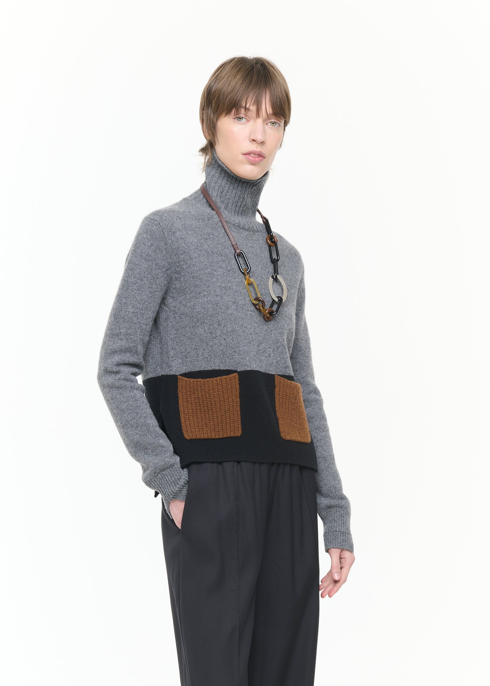 MAGLIONE A COLLO ALTO IN CASHMERE GRIGIO CON TASCHE