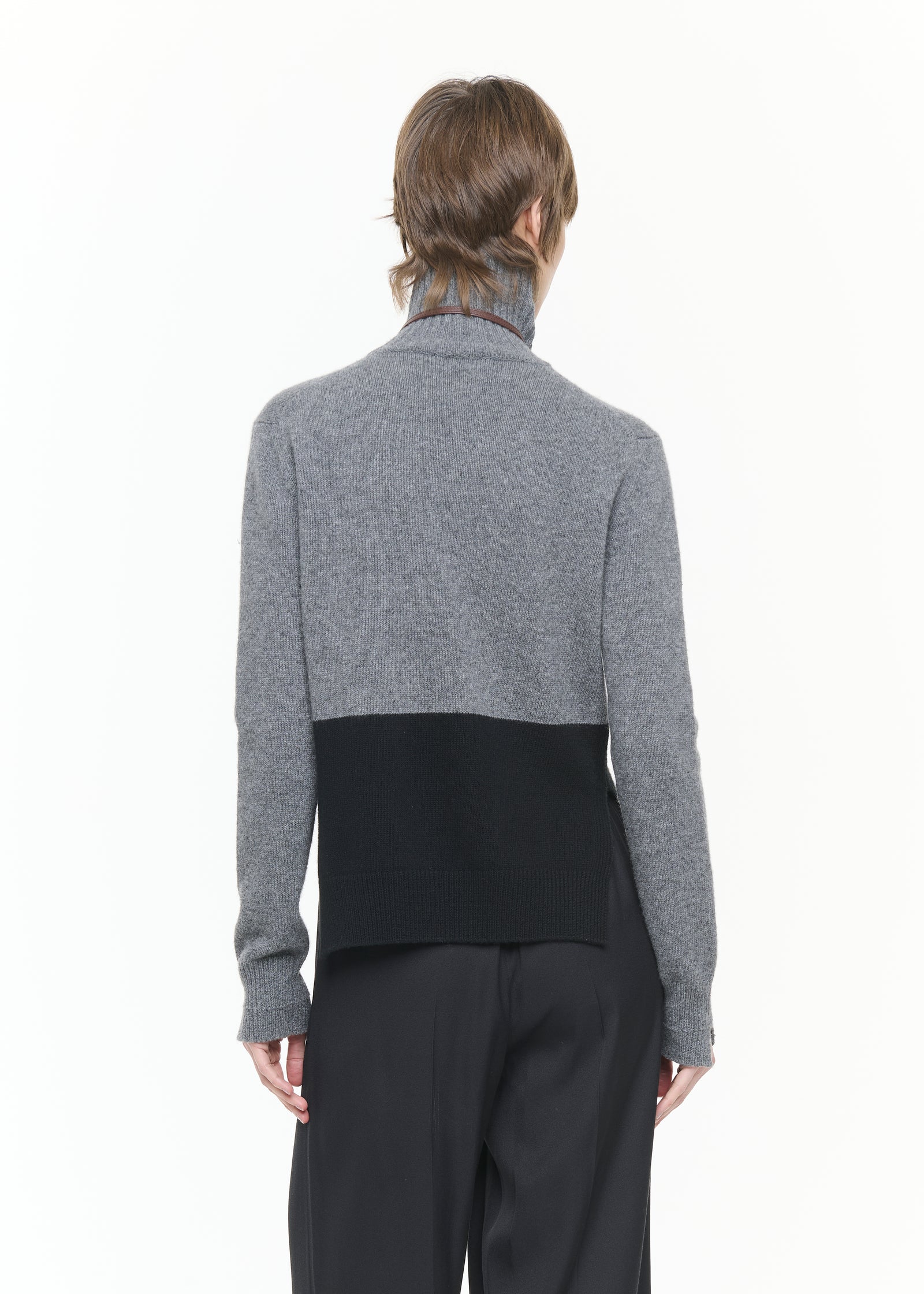 MAGLIONE A COLLO ALTO IN CASHMERE GRIGIO CON TASCHE