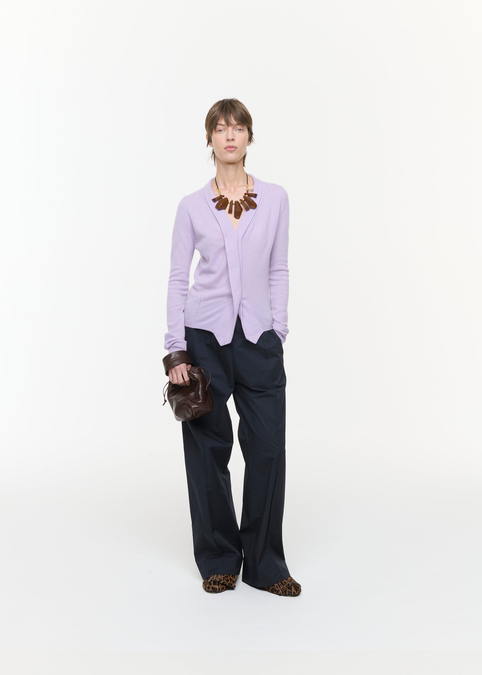 CARDIGAN IN CASHMERE LILLA CON SCOLLO A V