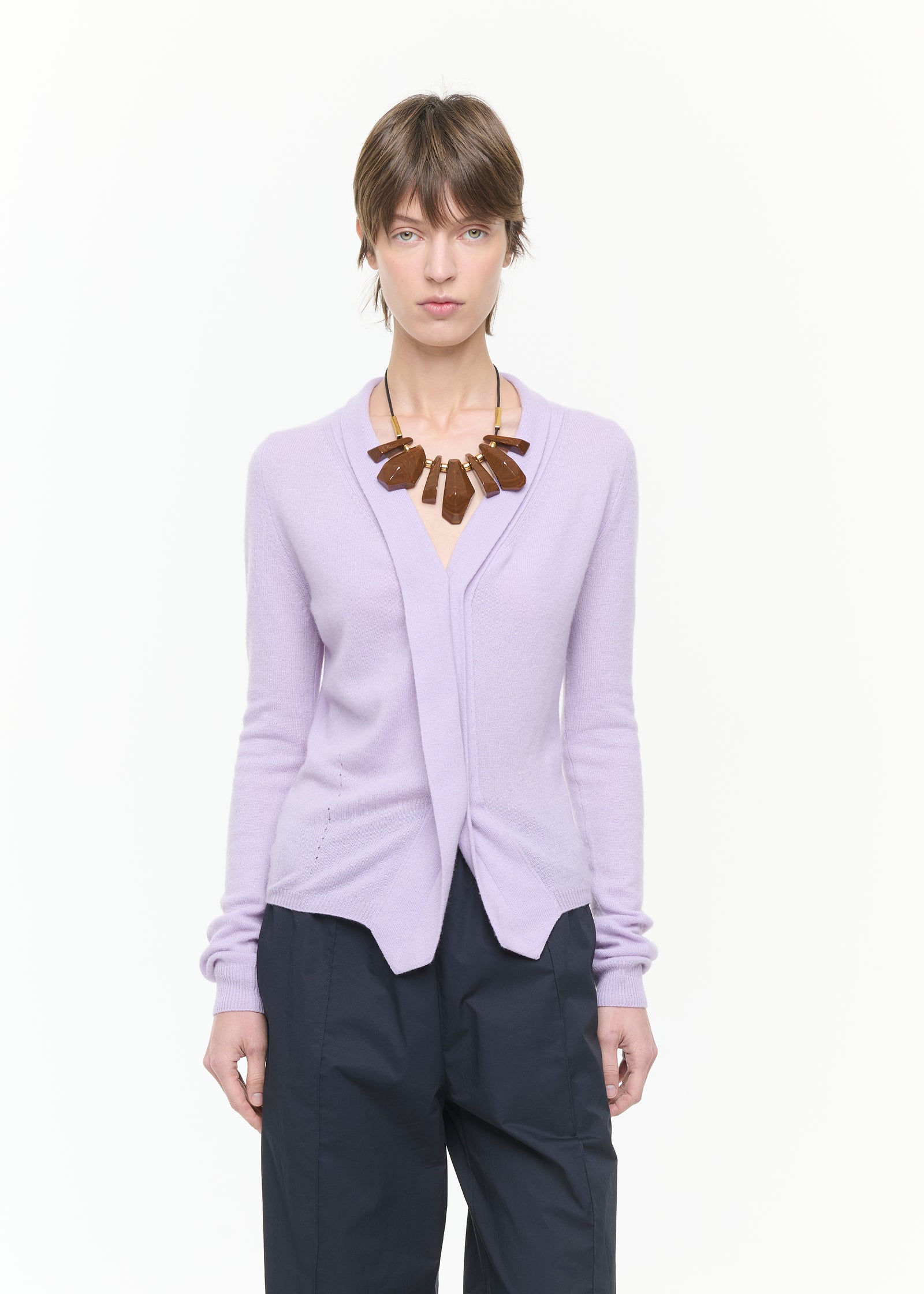 CARDIGAN IN CASHMERE LILLA CON SCOLLO A V