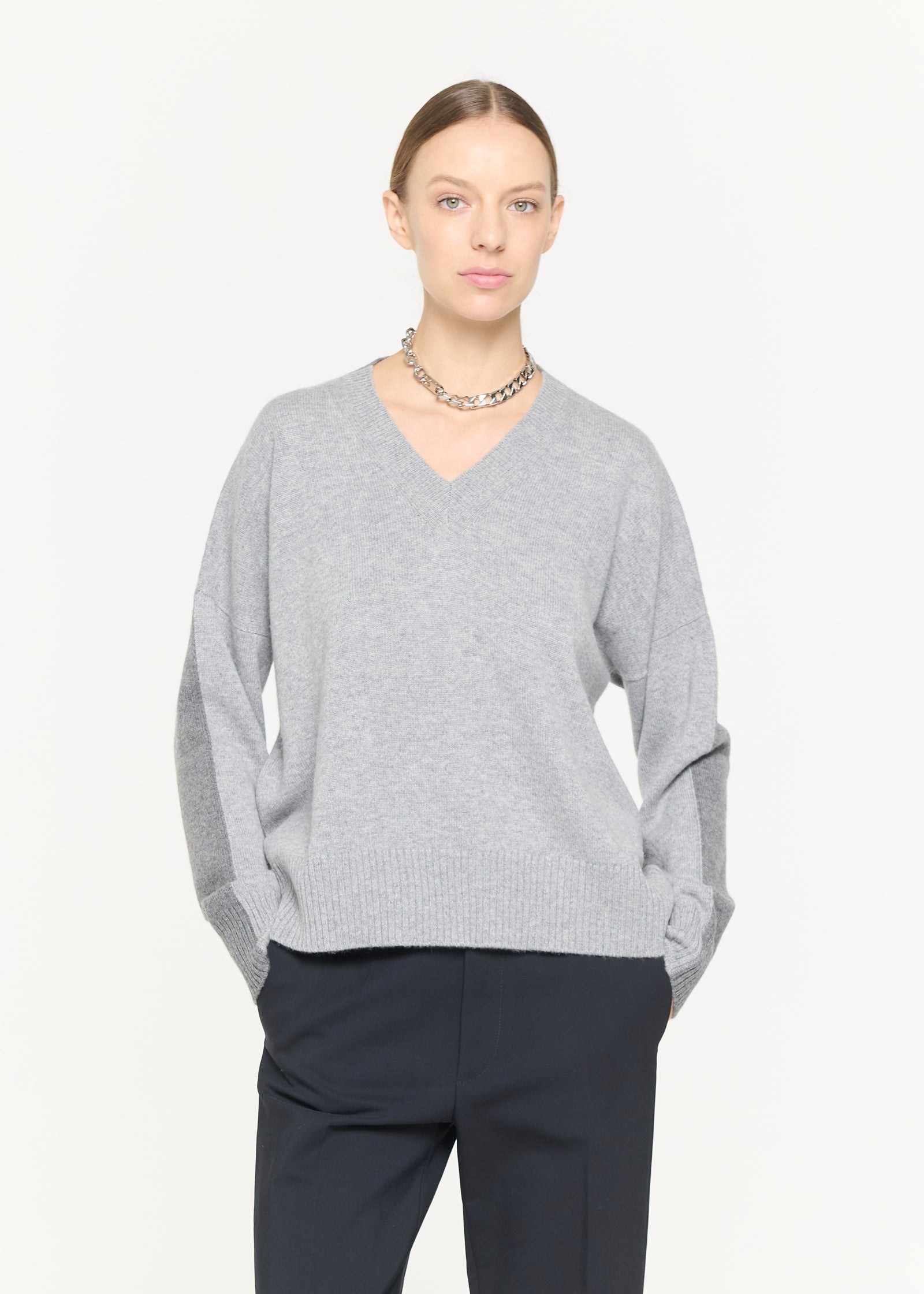 BI-COLOR V-NECK CASHMERE SWEATER