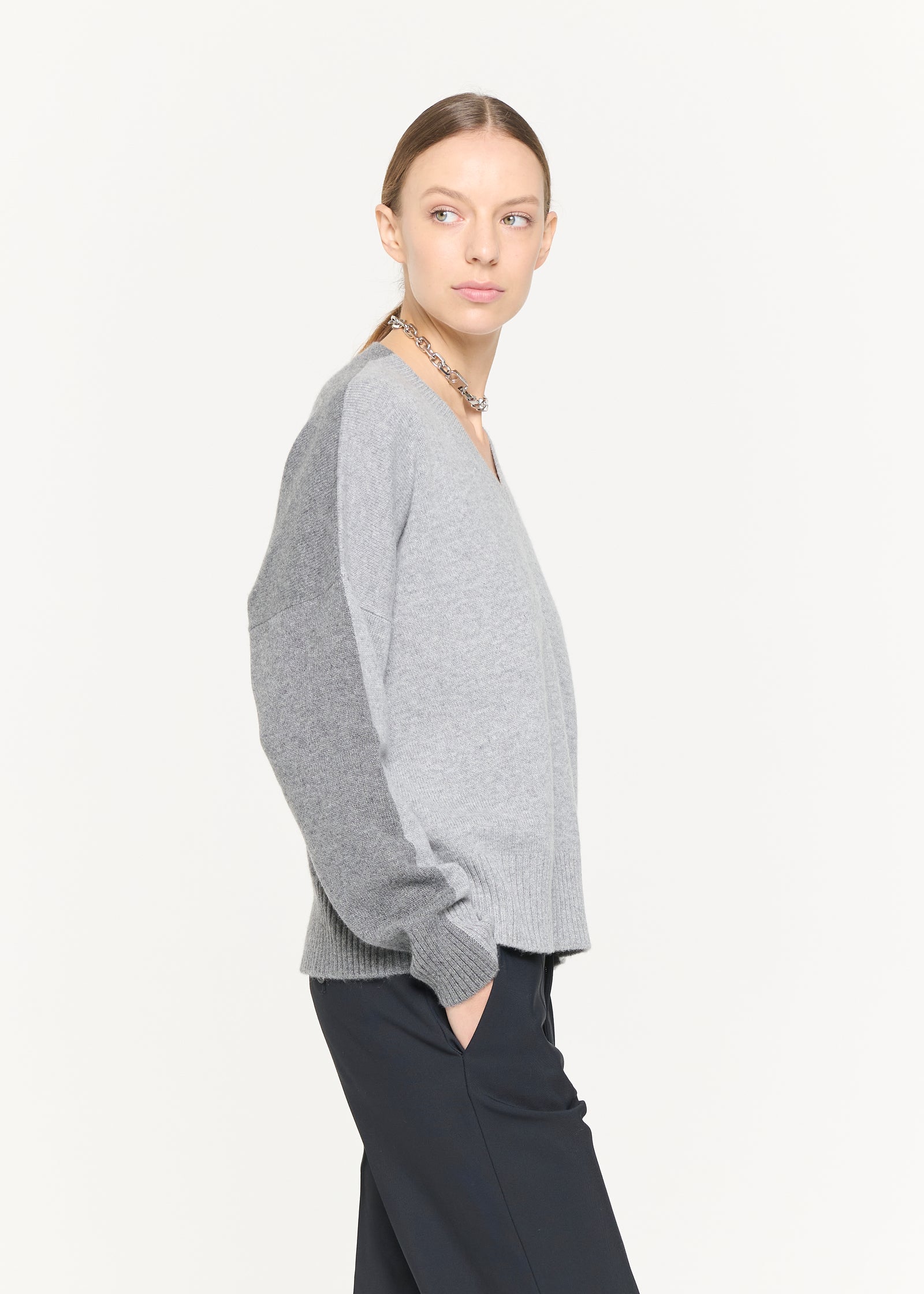 BI-COLOR V-NECK CASHMERE SWEATER