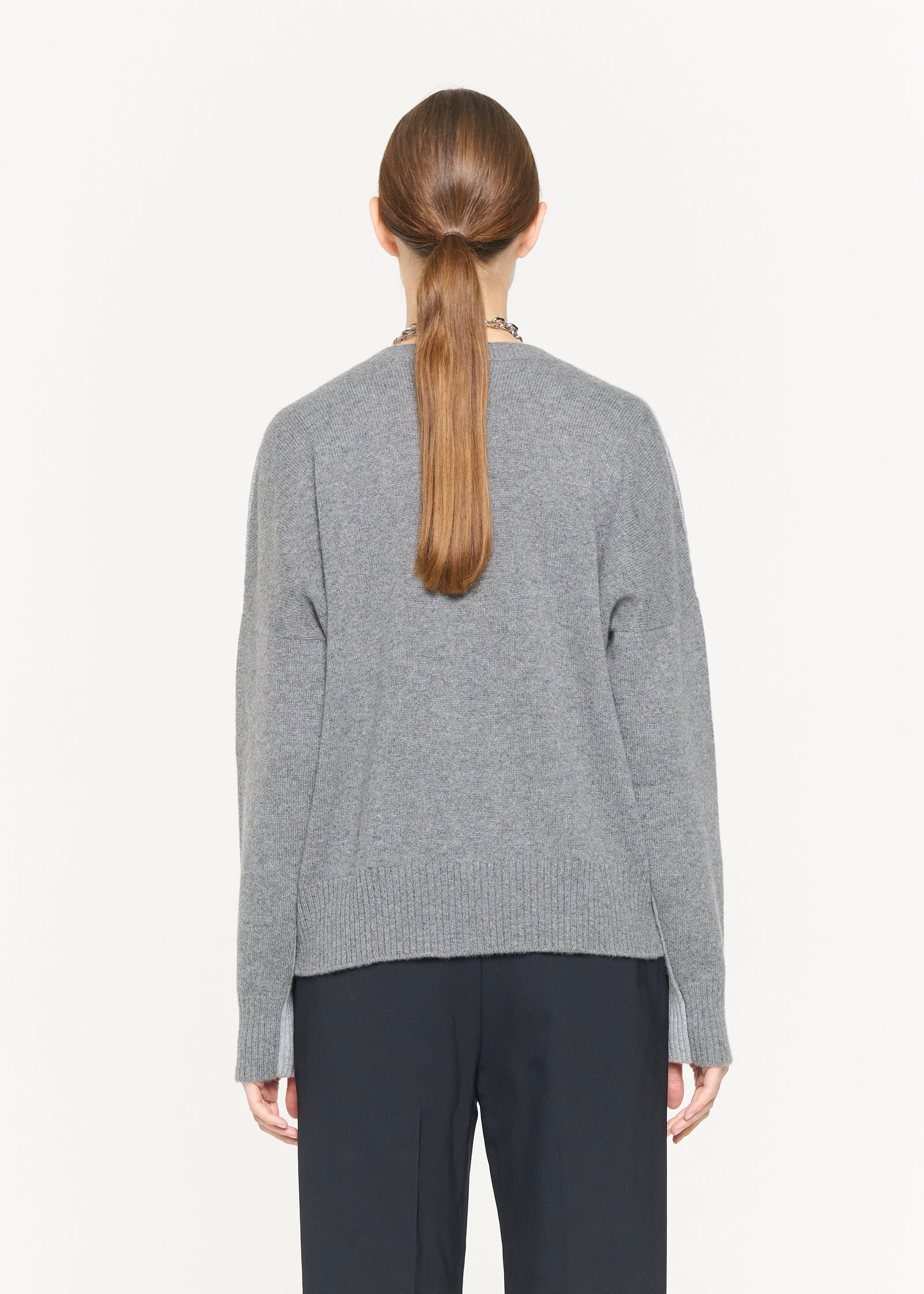 BI-COLOR V-NECK CASHMERE SWEATER