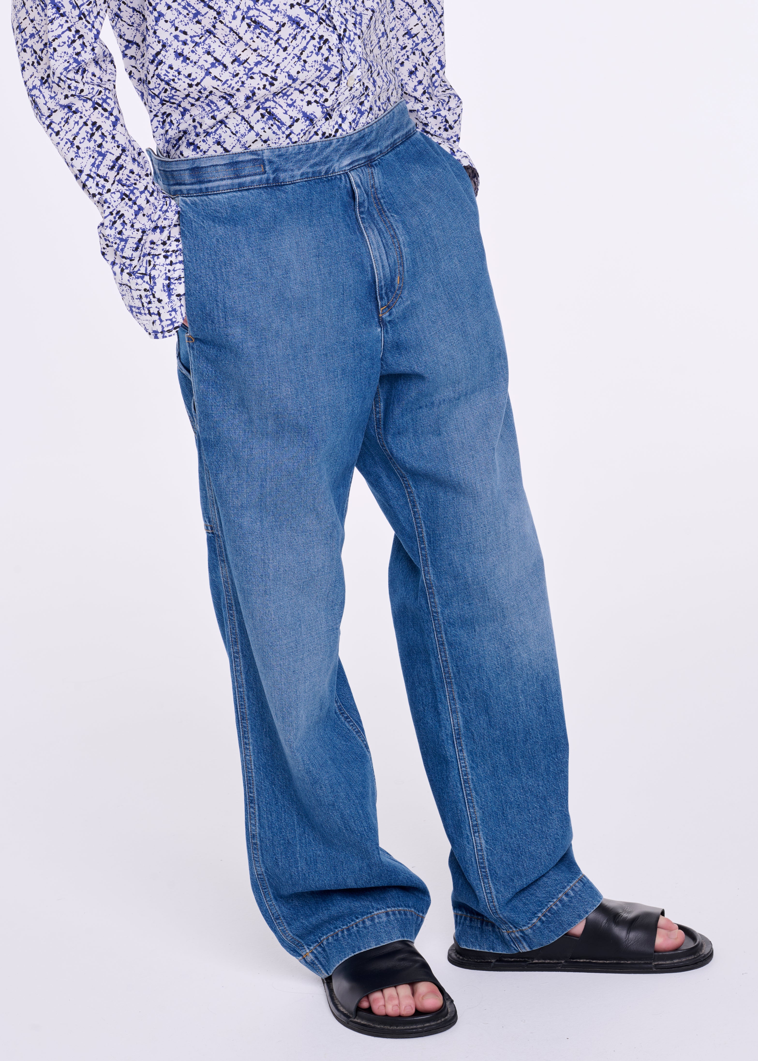 LIGHT-WASH STRAIGHT-LEG JEANS