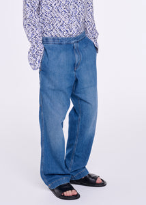 LIGHT-WASH STRAIGHT-LEG JEANS