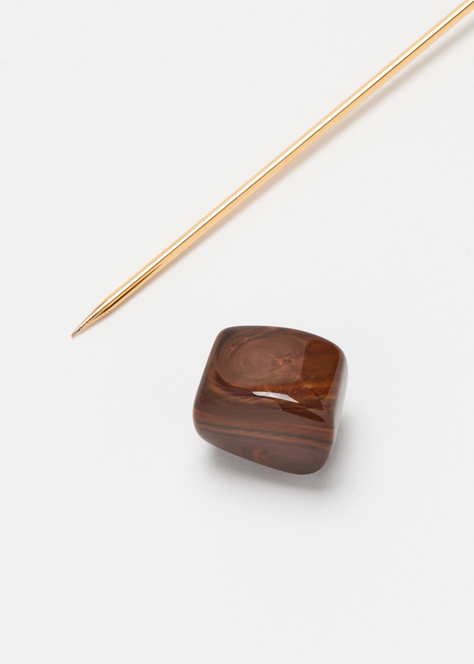 RESIN AND GOLD STICK PIN BROOCH